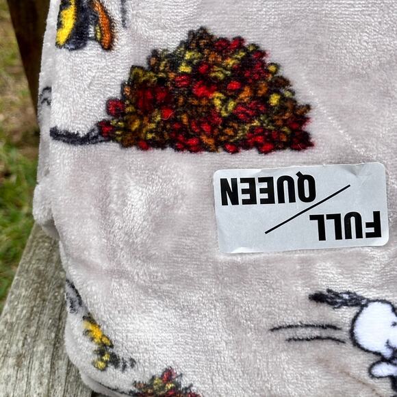 NEW Peanuts Snoopy Fall Theme 90"x 90” FULL /QUEEN Berkshire Gray Throw Blanket - Picture 3 of 11